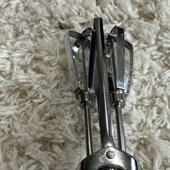 Vintage Hand-Crank Egg Beater Mixer in Shiny Chrome - Picture 4 of 5